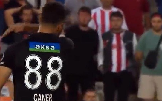 Sivassporlu futbolcudan kendi taraftarına skandal hareket! Taraftar sinirden deliye döndü