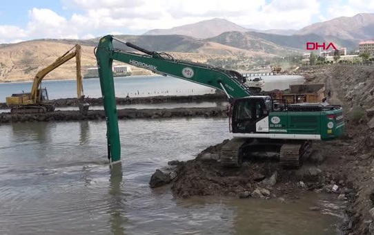 VAN GÖLÜ'NÜN TATVAN SAHİLİNDE 10 BİN METREKÜP DİP ÇAMURU ÇIKARILDI