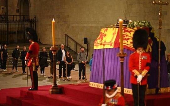 2. Elizabeth'in tabutunu 250 binden fazla kişi ziyaret etti