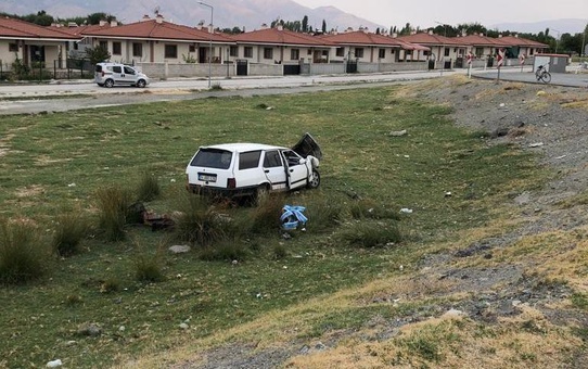Erzincan'da iki otomobilin çarpıştığı kazada 1 kişi öldü, 4 kişi yaralandı