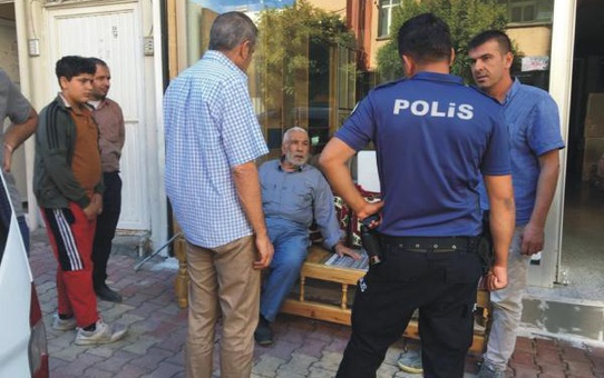 TARTIŞTIĞI BABASI İLE AĞABEYİNİ BIÇAKLADI