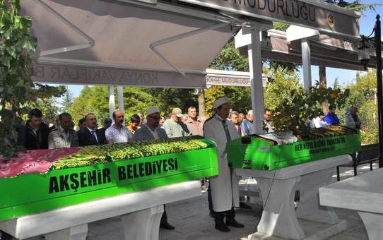 Konya'da iki otomobilin çarpıştığı kazada ölen 5 kişi defnedildi
