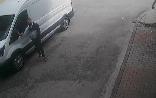 SULTANBEYLİ'DE OTOMOBİLİN ÇARPMASIYLA İKİ ARAÇ ARASINDA SIKIŞTI