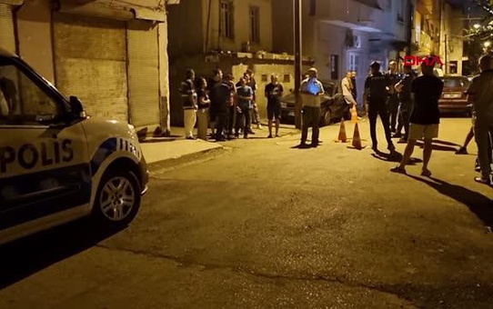 ADANA-SOKAKTA YÜRÜRKEN SİLAHLI SALDIRIDA AĞIR YARALANDI