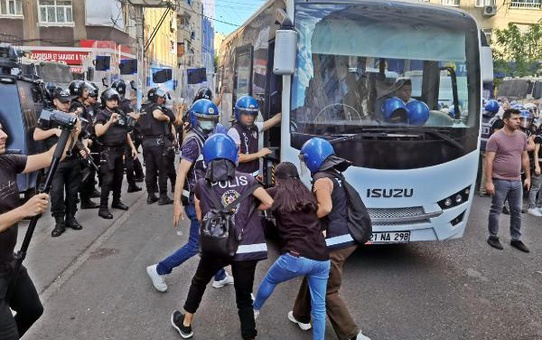 Son dakika haberi... DİYARBAKIR'DA İZİNSİZ YÜRÜYÜŞTE GÖZALTINA ALINAN 35 KİŞİ SERBEST