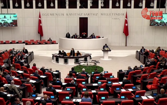 Iğdır gündem haberi... Hdp Milletvekilleri Iğdır Milletvekili Habip Eksik'in Ayağının Kırılmasını TBMM Genel Kurulu'nda Protesto Etti