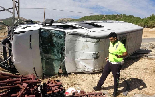 Freni boşalan minibüs şarampole yuvarladı