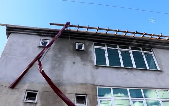 Çatıda elektrik akımına kapılan 2 kişiden biri öldü
