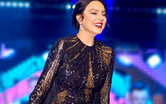 Sahnede Ebru Gündeş Fırtınası Esti!