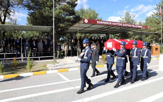 Kazara kendini silahla vuran uzman çavuşun cenazesi törenle memleketine uğurlandı