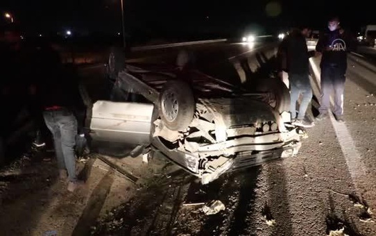 Domuz sürüsüne çarpan otomobilde ikisi çocuk 3 kişi yaralandı