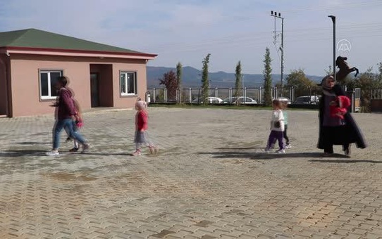 KASTAMONU - Binicilik merkezini ziyaret eden öğrencilere hayvan sevgisi aşılanıyor