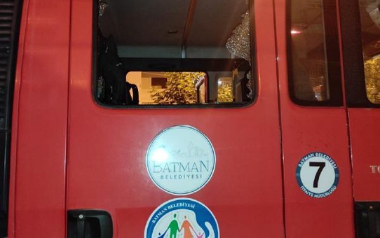 Yangına giden itfaiye aracına taşlı saldırı: 1 yaralı
