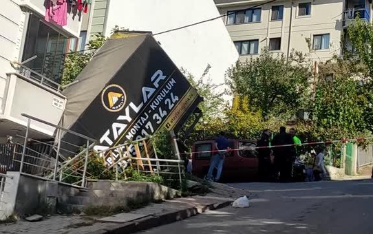 Sancaktepe'de freni boşalan kamyonet apartman bahçesine düştü