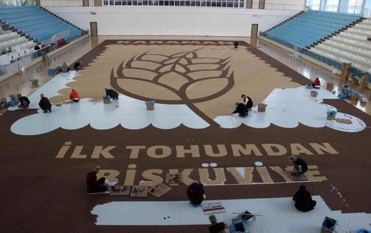 3 ton bisküviden yapılan dünyanın en büyük buğday başağı mozaiği tamamlanmak üzere
