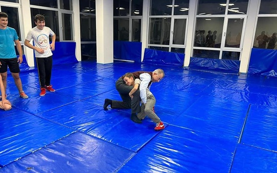 Artvin Valisi Doruk, ziyaret ettiği spor salonunda 9 yaşındaki sporcuyla güreşti