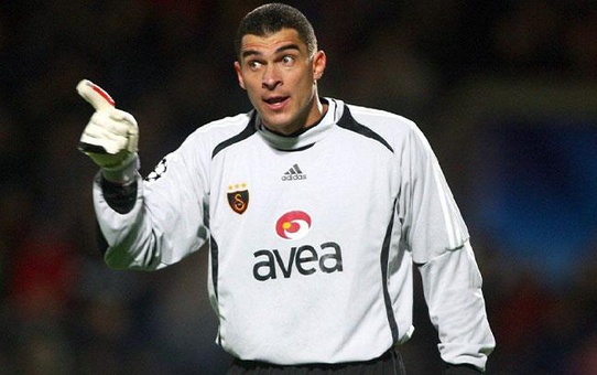 Galatasaraya eski dosttan ziyaret! Unutulmaz file bekçisi Mondragon, Ofspor maçında tribündeki yerini aldı