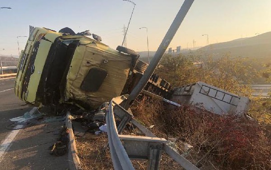BURSA'DA TIR DEVRİLDİ; 2 ÖLÜ
