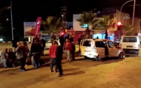 Otomobilin kırmızı ışıkta bekleyen araçlara çarptığı kazada 4 kişi yaralandı