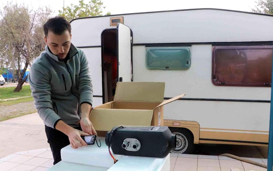 Ünlü oyuncudan karavanda yaşayan üniversiteliye destek