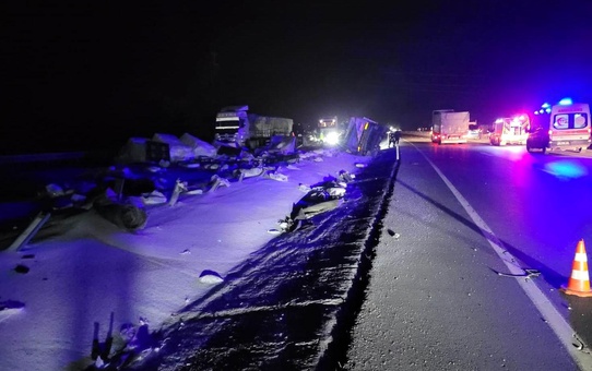 Bariyerlere çarpan tır devrildi: 2 kardeş hayatını kaybetti