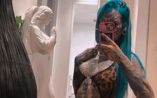 Dövme bağımlısı fenomen Amber Luke'u görenler çıplak zannetti! Bikinisi yok gibi