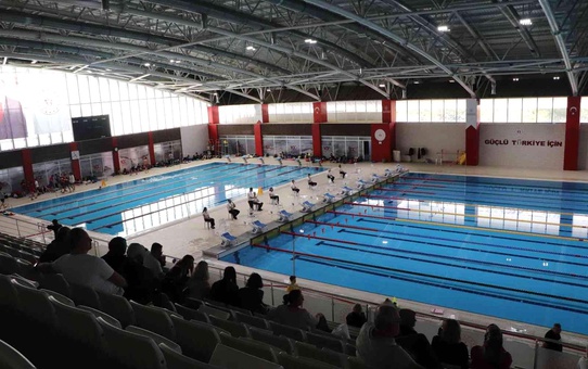 Yüzme sporcularının velilerinden 'ısınmaya geç girdik' tepkisi