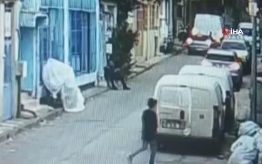 Anlaşmazlık yaşadığı arkadaşı tarafından Pitbull'lu saldırıya uğrayan adam köpeği camdan aşağı attı