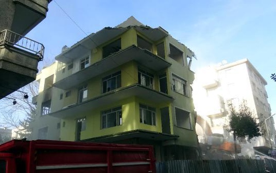 AVCILAR'DA BALKONU ÇÖKEN BİNA YIKTIRILDI; EKSİK DEMİR KULLANILMIŞ