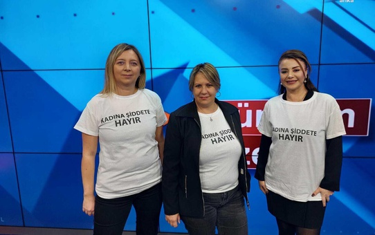 Krt Tv'de Gazeteciler Farkındalık Yaratmak İçin 'Kadına Şiddete Hayır' Tişörtleri Giyerek Program Sundular