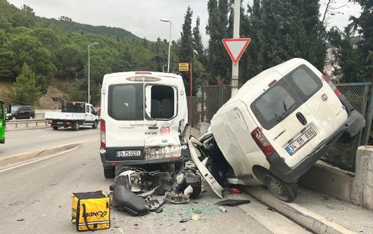 MALTEPE'DE TAKLA ATAN ARACIN ALTINDA KALMAKTAN SON ANDA KURTULDU