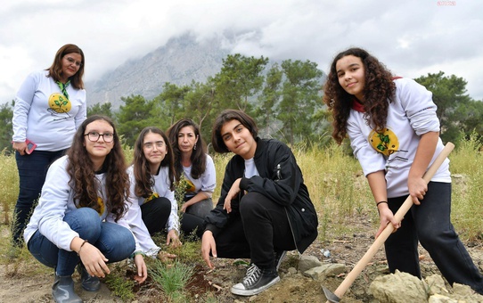 Konyaaltı'nda çocukların ağaç dikme heyecanı