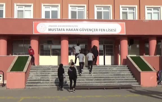 Öğrenciler kafeinli içeceklerin zararlarını deney yaparak öğreniyor