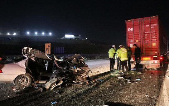 GAZİANTEP'TE OTOMOBİL, TIR'A ÇARPTI 2 ÖLÜ, 5 YARALI