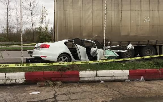 Otomobilin park halindeki tıra çarptığı kazada 3 kişi yaralandı