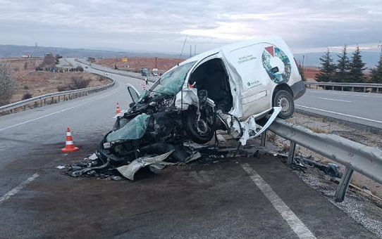 TERS ŞERİTTE İLERLEYEN HAFİF TİCARİ ARAÇ, OTOMOBİLE ÇARPTI 1 ÖLÜ, 2 YARALI