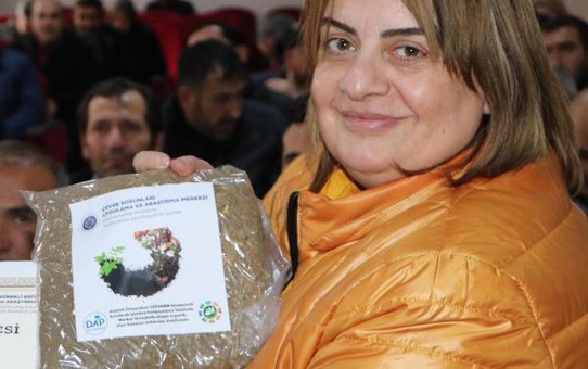 ÇİFTÇİLERE KOMPOSTUN ÖNEMİNİ ANLATIP, POŞETLERLE DAĞITTI