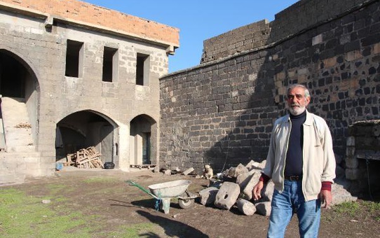 HENDEK OLAYLARINDA ZARAR GÖREN TARİHİ EVİNİN TAŞLARI ÇALINMASIN DİYE NÖBET TUTUYOR