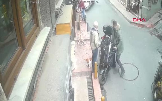 BEYOĞLU'NDA OYUNCU AYTEN SOYKÖK'ÜN GEÇİRDİĞİ KAZA KAMERADA