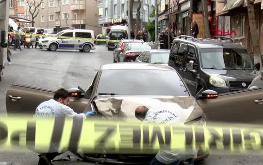 İSTANBUL-GAZİOSMANPAŞA'DA OTOMOBİLİYLE GİDERKEN SİLAHLI SALDIRIYA UĞRAYAN GENÇ ÖLDÜ