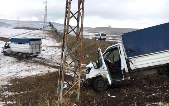 Ardahan'da 2 kamyonet çarpıştı: 4 yaralı