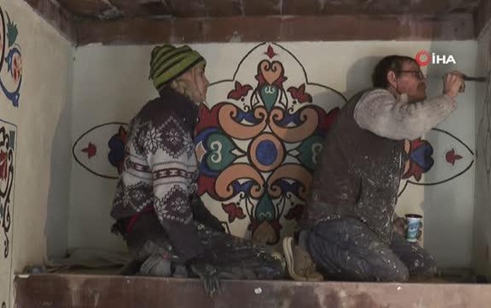 Baba ve kız birlikte nakkaşlık sanatını yaşatıyorlar