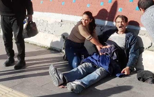 'Bıçaklandım' diye bağıran adamın yardımına sadece tek bir kişi koştu: Herkes seyrediyordu