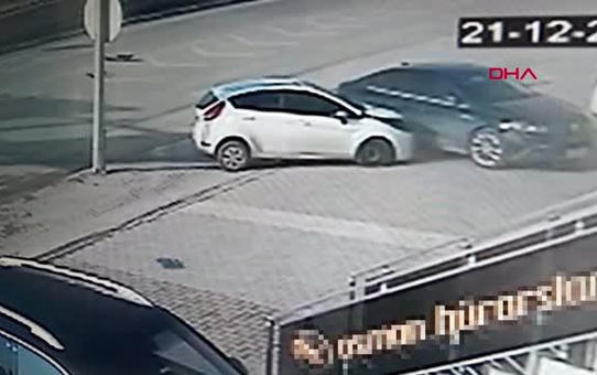 OTOMOBİL, YÖN TABELALARI İLE PARK HALİNDEKİ ARACA ÇARPTI: 2 YARALI; KAZA ANI KAMERADA