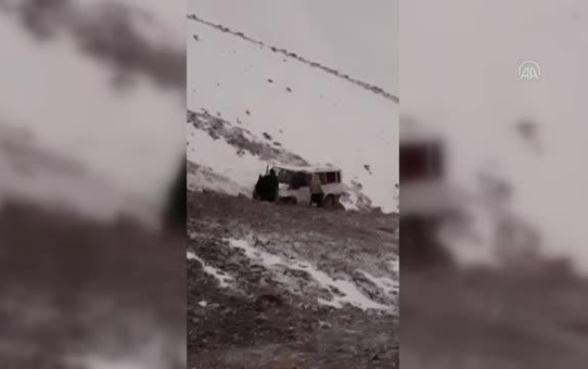Hakkari'de minibüs şarampole devrildi, 4'ü öğretmen, 2'si öğrenci 11 kişi yaralandı