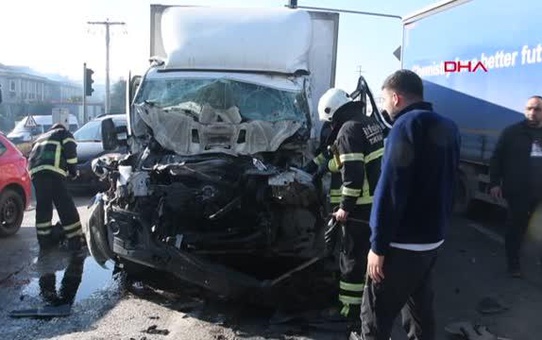 TEKİRDAĞ'DA KAMYONET, IŞIKTA BEKLEYEN KAMYONA ÇARPTI, 1 YARALI