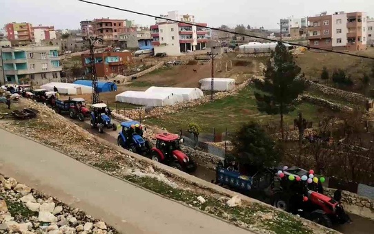 TRAKTÖRÜNÜ GELİN ARABASI YAPTI, RÖMORKUNA DAMAT AĞACI KOYDU