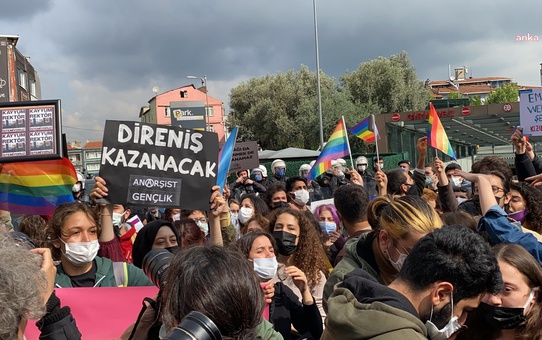 Boğaziçi Protestoları Sırasında Lgbti Bayrakları Taşıdıkları Gerekçesiyle Yargılanan 12 Öğrenci Beraat Etti