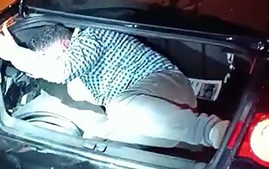 Adana'da alkol aldıkları adamın önce parasını çaldılar sonra bagaja kilitlediler! Polis çevirmesinde kurtarıldı