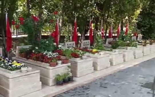15 Temmuz şehitlerinin mezarlarını tek tek dolaşıp kabir toprağı biriktirdi